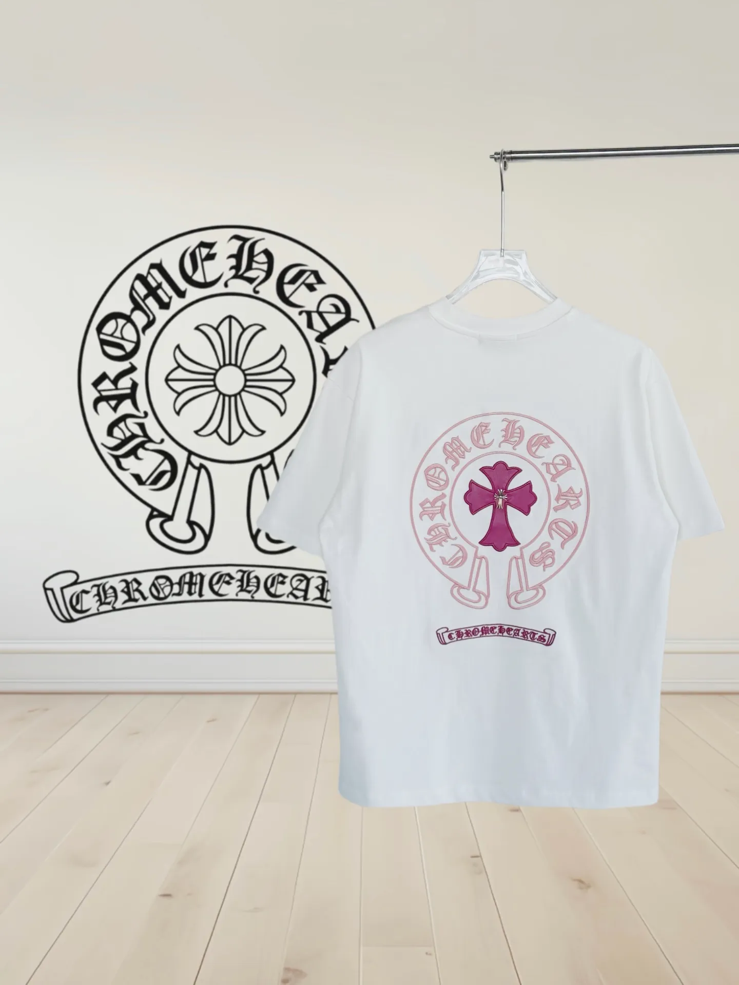 P170 [High Quality] Chrome hearts T-shirt short sleeve. The new model is embroidered with leather horseshoe logo on the front and back, and the back panel is designed with leather ten-rivet embroidery. High-end custom-made 32-count 285-gram fabric. Soft to the touch. Comfortable to wear. Exquisite stitching. Fine workmanship. The upper body effect is incomparably handsome! Same style for men and women Color: Black White Size: S to xL Size chart S: Shoulder width 51 - Bust 55 - Clothing length 70 M: Shoulder width 53 - Bust 57 - Clothing length 72 L: Shoulder width 55 - Bust 59 - Clothing length 74 XL: Shoulder width 57 - Bust 61 - Clothing length 76